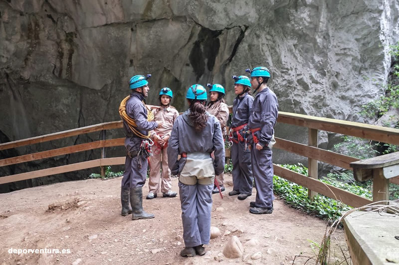 Grupo de personas equipadas para hacer espeleología en cueva huerta
