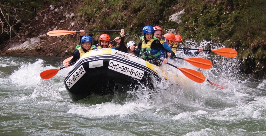 Grupo de personas haciendo rafting en Asturias