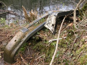 Basura en el pozu la mina (llanes) - Proyecto Turismo Sostenible Selva Asturiana